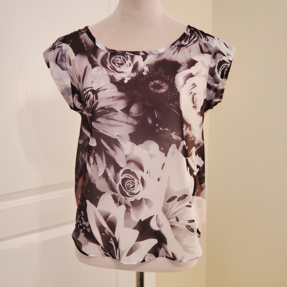 American Eagle Outfitters Sheer Floral Pattern Top, size S/P, Short  Sleeves.